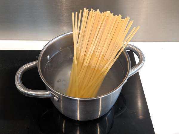 Nudeln mit gefrorenem Tintenfisch und Kirschtomaten: einfaches und leckeres Rezept - Zubereitung Schritt 5