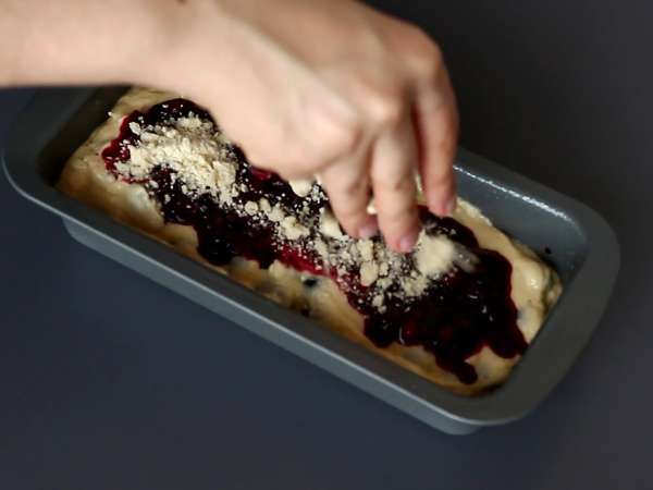 Blaubeer-Streuselkuchen: Der Kuchen, der zartschmelzend, saftig und knusprig ist! - Zubereitung Schritt 7