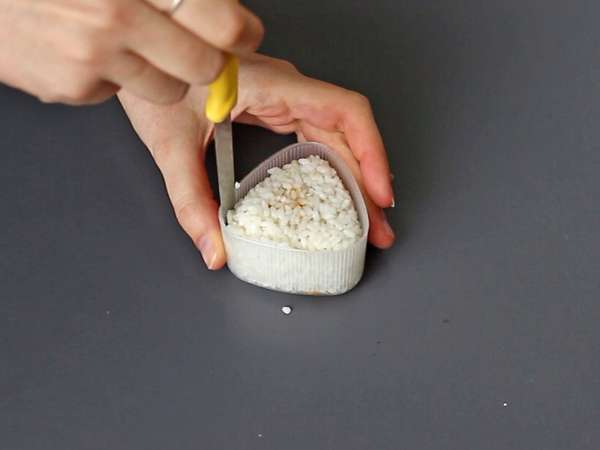 Onigiri mit kandierten Eigelben in Sojasauce - Zubereitung Schritt 7