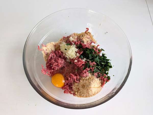 Weiche Frikadellen in der Fritteuse: schnelles und einfaches Rezept mit Rindfleisch - Zubereitung Schritt 3