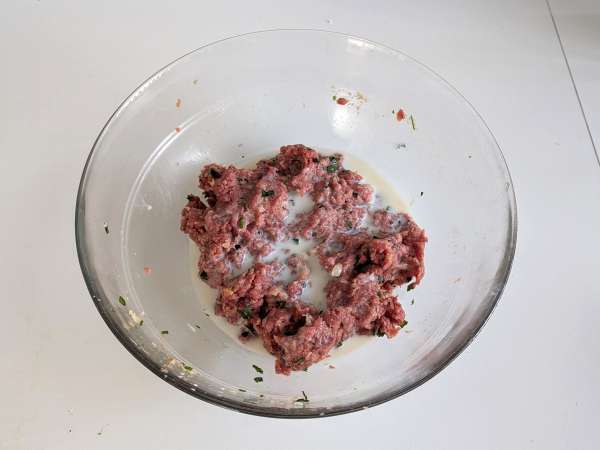 Weiche Frikadellen in der Fritteuse: schnelles und einfaches Rezept mit Rindfleisch - Zubereitung Schritt 4