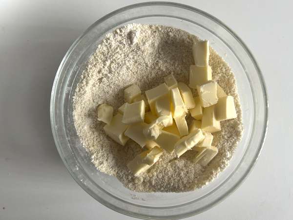 Heidelbeer-Mandel-Streusel: oben golden, innen saftig - Zubereitung Schritt 2