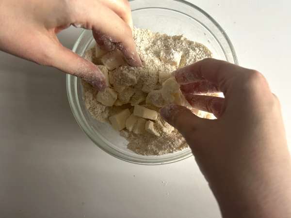 Heidelbeer-Mandel-Streusel: oben golden, innen saftig - Zubereitung Schritt 3