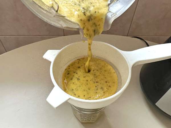 Caipirinha de maracujá batida: Die cremigere und erfrischende Version des brasilianischen Klassikers - Zubereitung Schritt 2