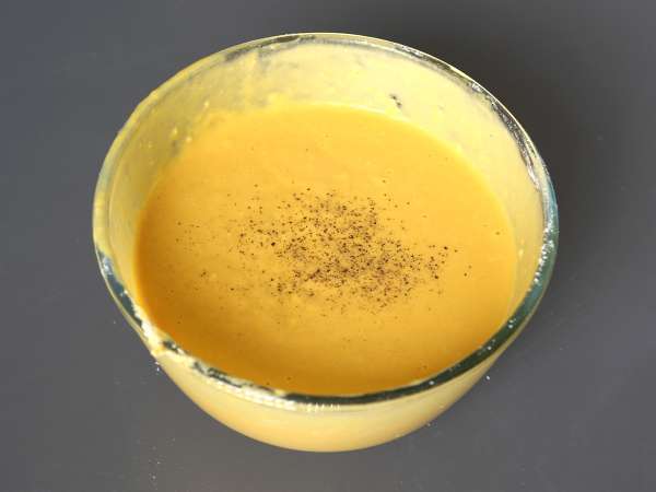 Salziger Brownie mit Schinken, Feta und Kürbis: Das perfekte Rezept, um eine Suppe wiederzuverwenden! - Zubereitung Schritt 1