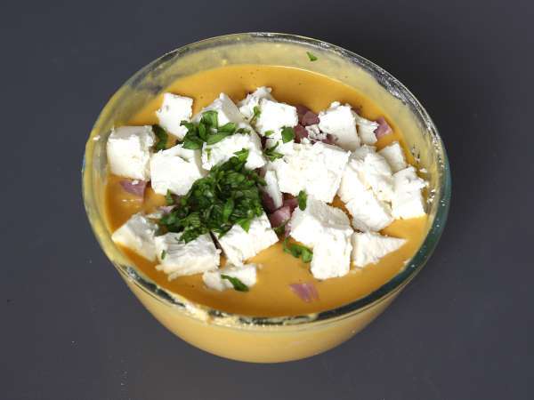 Salziger Brownie mit Schinken, Feta und Kürbis: Das perfekte Rezept, um eine Suppe wiederzuverwenden! - Zubereitung Schritt 2