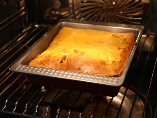 Salziger Brownie mit Schinken, Feta und Kürbis: Das perfekte Rezept, um eine Suppe wiederzuverwenden! - Zubereitung Schritt 4