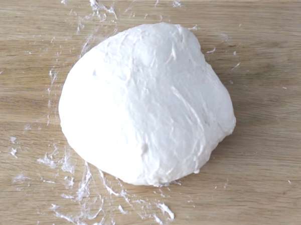 Saftige Pizza Margherita - Zubereitung Schritt 6