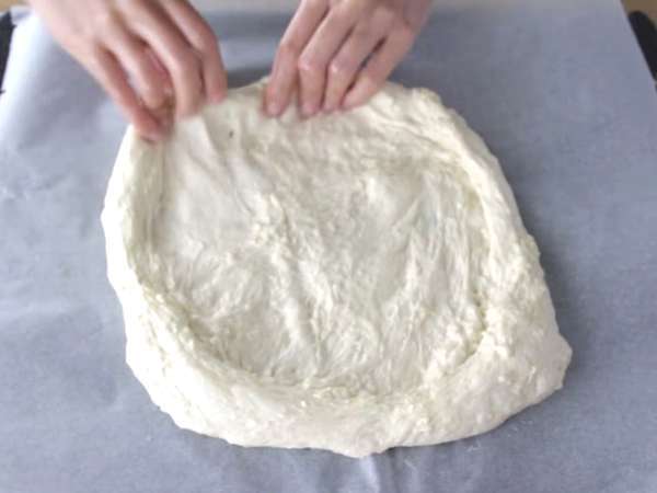 Saftige Pizza Margherita - Zubereitung Schritt 7