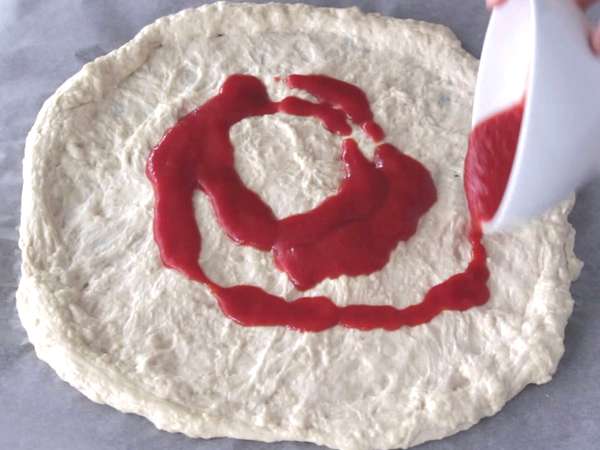 Saftige Pizza Margherita - Zubereitung Schritt 8