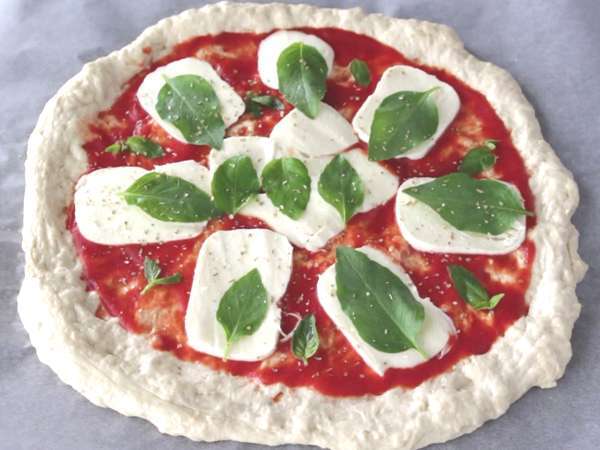 Saftige Pizza Margherita - Zubereitung Schritt 9