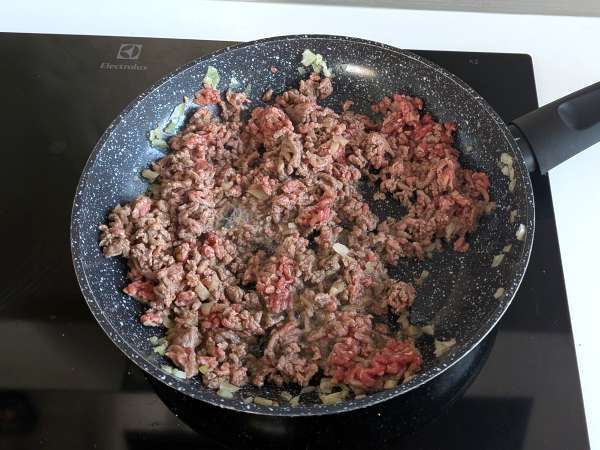 Burgerbrötchen aus der Heißluftfritteuse: ideal für ein schnelles und leckeres Abendessen - Zubereitung Schritt 1