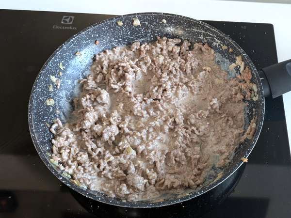 Burgerbrötchen aus der Heißluftfritteuse: ideal für ein schnelles und leckeres Abendessen - Zubereitung Schritt 2