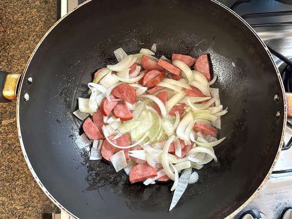 Goldene Peperoni Farofa mit Ei und Karotte - Zubereitung Schritt 1