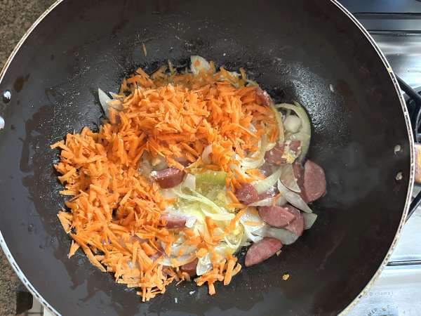 Goldene Peperoni Farofa mit Ei und Karotte - Zubereitung Schritt 2