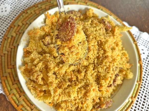 Goldene Peperoni Farofa mit Ei und Karotte - Zubereitung Schritt 4