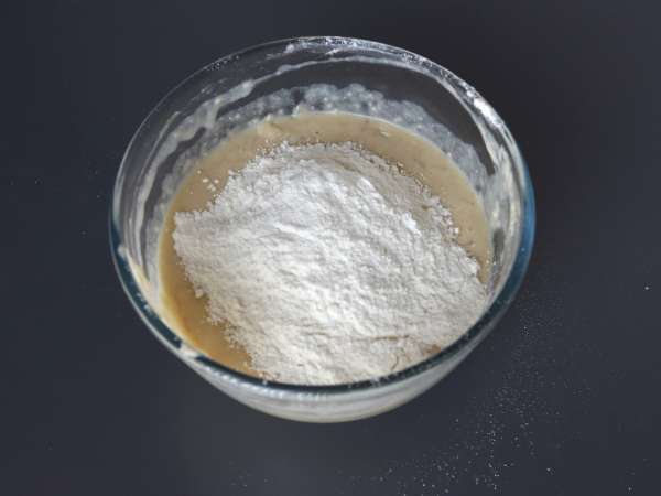 Extra gierige Muffins mit Banane und Schokoladenstückchen - Zubereitung Schritt 4