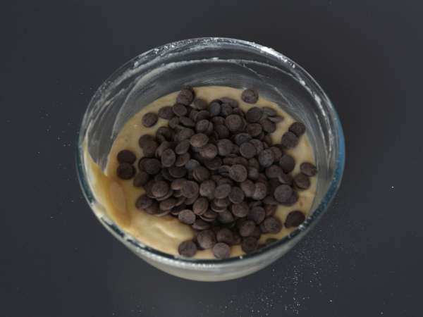 Extra gierige Muffins mit Banane und Schokoladenstückchen - Zubereitung Schritt 5