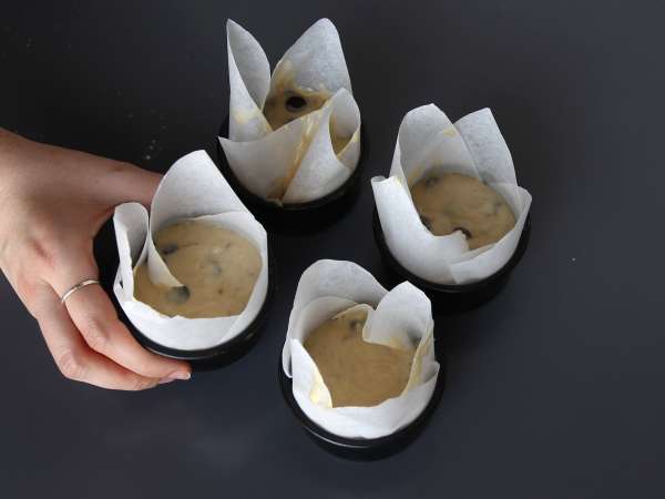 Extra gierige Muffins mit Banane und Schokoladenstückchen - Zubereitung Schritt 9