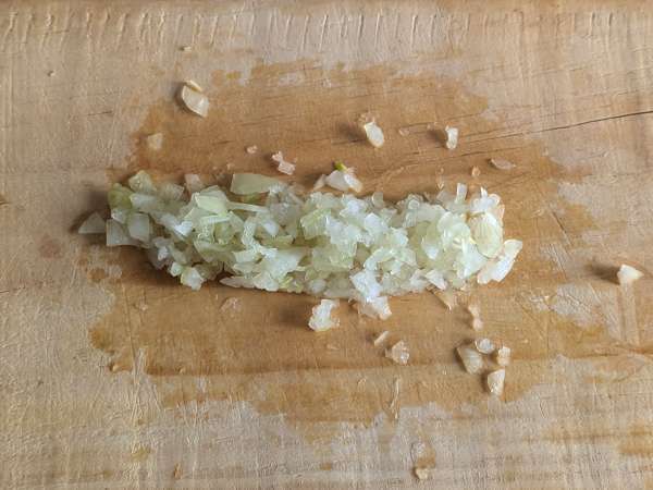 Gebackene cremige Nudeln mit Erbsen und Schinken gratiniert - Zubereitung Schritt 1