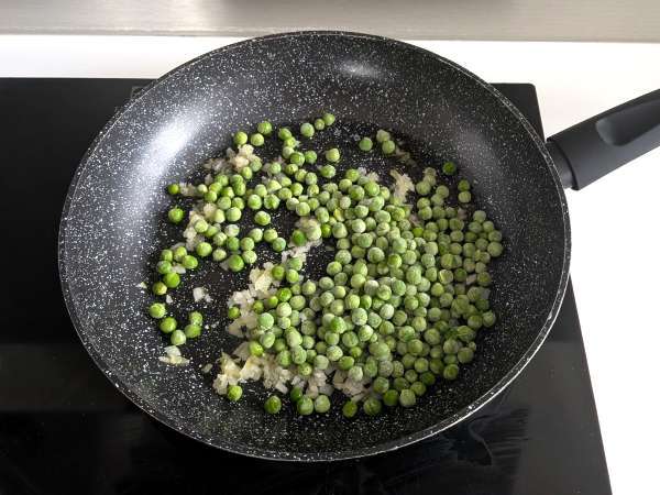 Gebackene cremige Nudeln mit Erbsen und Schinken gratiniert - Zubereitung Schritt 4