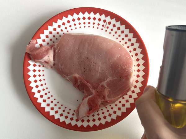 Wie wird ein Schweinekotelett im Airfryer gegart? - Zubereitung Schritt 1