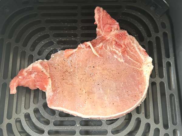 Wie wird ein Schweinekotelett im Airfryer gegart? - Zubereitung Schritt 2