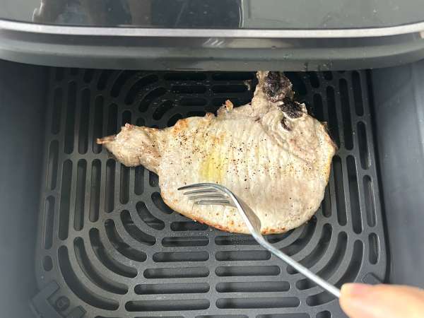 Wie wird ein Schweinekotelett im Airfryer gegart? - Zubereitung Schritt 3