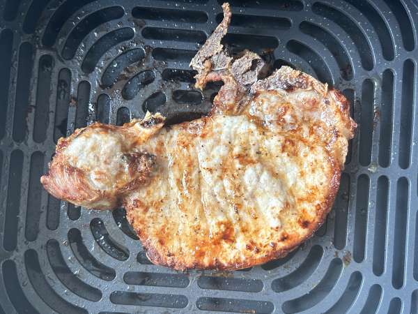 Wie wird ein Schweinekotelett im Airfryer gegart? - Zubereitung Schritt 4