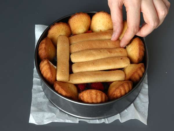 Charlotte mit roten Früchten und Madeleines - Zubereitung Schritt 7