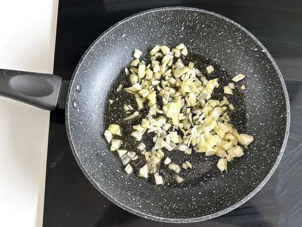 Sardinen-Cake: ein einfaches, saftiges und geschmackvolles Rezept - Zubereitung Schritt 1