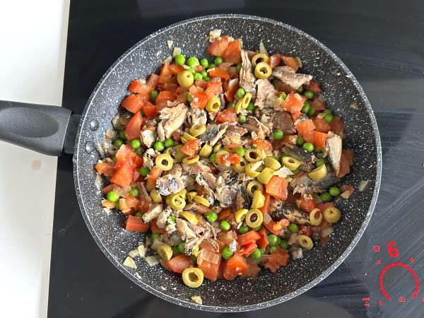 Sardinen-Cake: ein einfaches, saftiges und geschmackvolles Rezept - Zubereitung Schritt 3