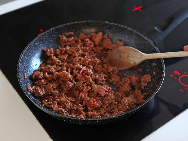 Gefüllte Tortillas nach Art der gebackenen Quesadillas mit einer würzigen Rindfleischfüllung - Zubereitung Schritt 2