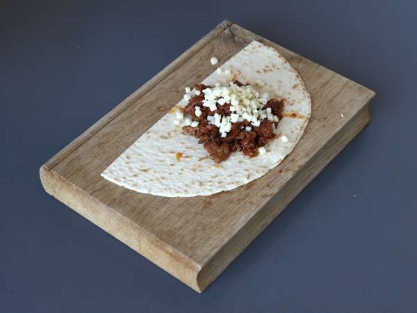Gefüllte Tortillas nach Art der gebackenen Quesadillas mit einer würzigen Rindfleischfüllung - Zubereitung Schritt 4