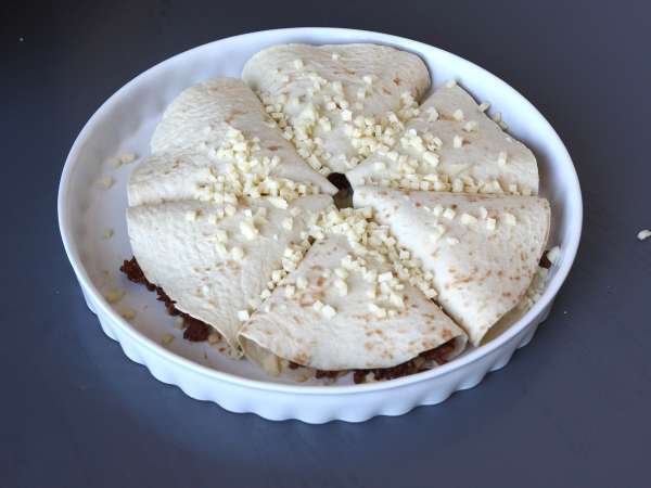 Gefüllte Tortillas nach Art der gebackenen Quesadillas mit einer würzigen Rindfleischfüllung - Zubereitung Schritt 5