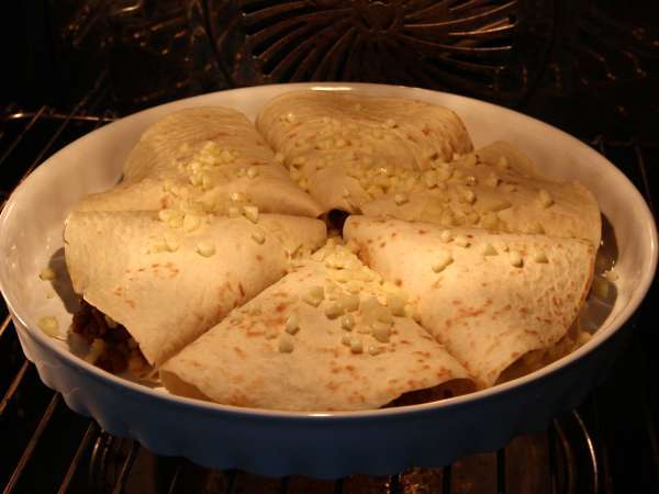 Gefüllte Tortillas nach Art der gebackenen Quesadillas mit einer würzigen Rindfleischfüllung - Zubereitung Schritt 6