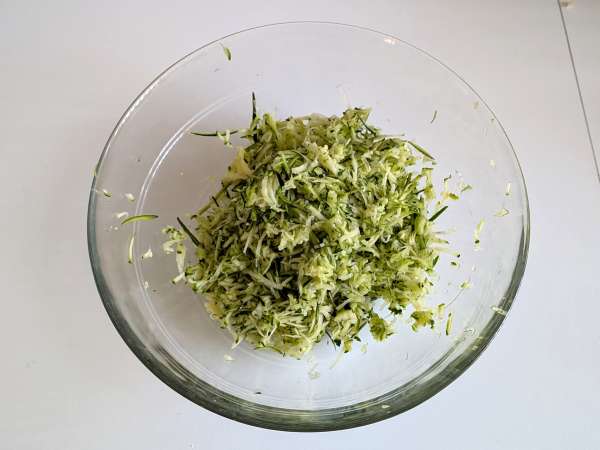 Conchiglioni gefüllt mit Ricotta, Zucchini und Zitrone: cremig und gratiniert im Ofen - Zubereitung Schritt 1