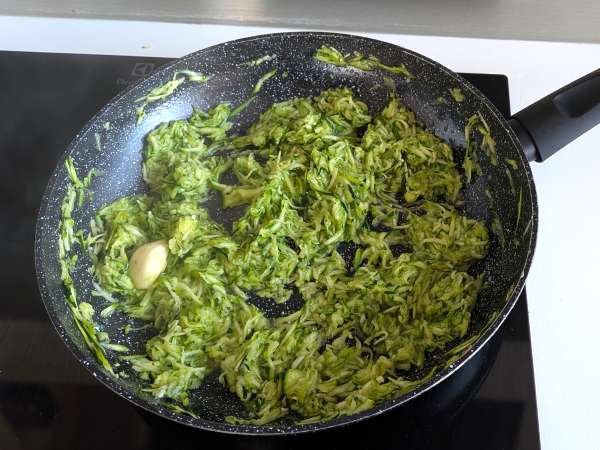 Conchiglioni gefüllt mit Ricotta, Zucchini und Zitrone: cremig und gratiniert im Ofen - Zubereitung Schritt 2