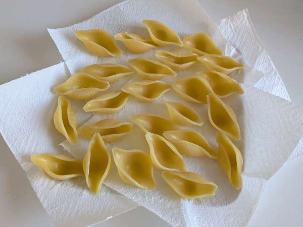 Conchiglioni gefüllt mit Ricotta, Zucchini und Zitrone: cremig und gratiniert im Ofen - Zubereitung Schritt 3