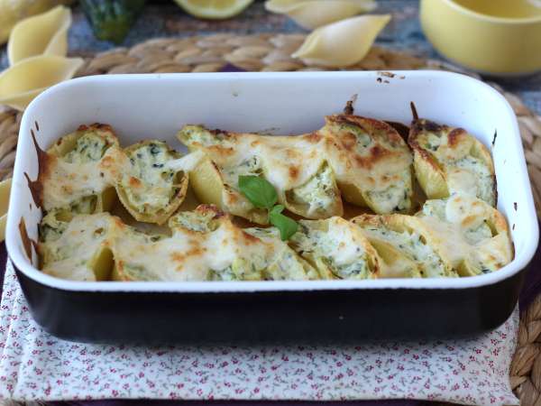 Conchiglioni gefüllt mit Ricotta, Zucchini und Zitrone: cremig und gratiniert im Ofen - Zubereitung Schritt 9
