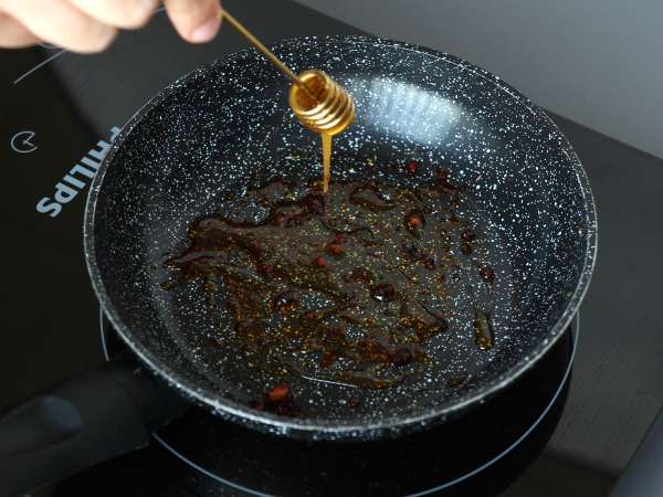 Spiegeleier mit Honig und Mozzarella, das süße, salzige und pikante Express-Frühstück! - Zubereitung Schritt 1