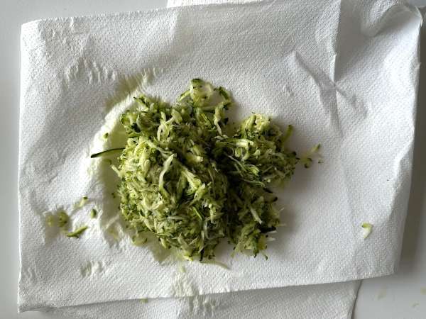 Ultra saftiger Kuchen mit Pistazien, Limetten und Zucchini - Zubereitung Schritt 1