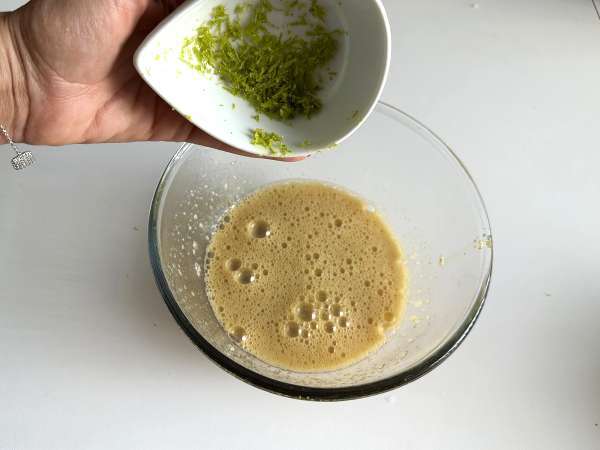 Ultra saftiger Kuchen mit Pistazien, Limetten und Zucchini - Zubereitung Schritt 4