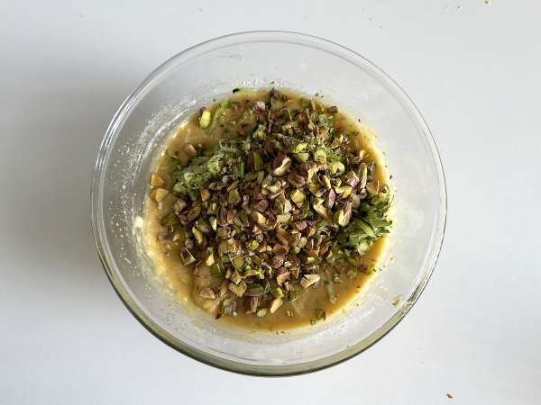 Ultra saftiger Kuchen mit Pistazien, Limetten und Zucchini - Zubereitung Schritt 6