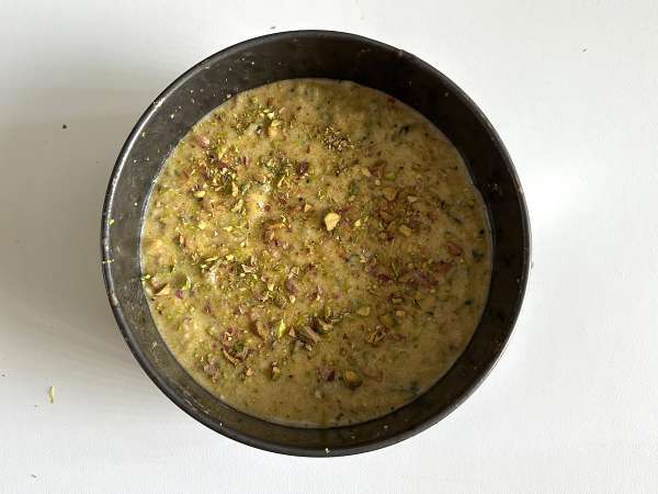 Ultra saftiger Kuchen mit Pistazien, Limetten und Zucchini - Zubereitung Schritt 7