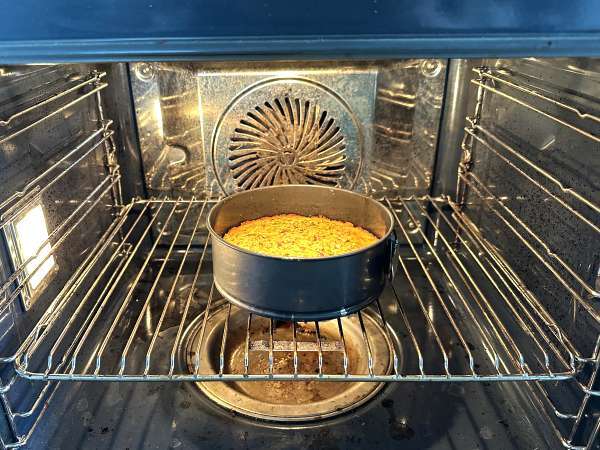 Ultra saftiger Kuchen mit Pistazien, Limetten und Zucchini - Zubereitung Schritt 8