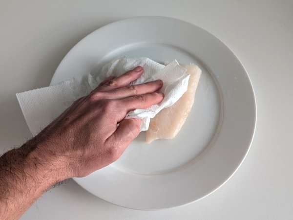 Luftgebratener Kabeljau mit Kirschtomaten, Oliven und Zitrone: leichtes und schnelles Rezept - Zubereitung Schritt 1