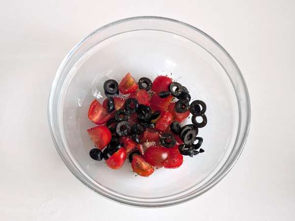 Luftgebratener Kabeljau mit Kirschtomaten, Oliven und Zitrone: leichtes und schnelles Rezept - Zubereitung Schritt 2