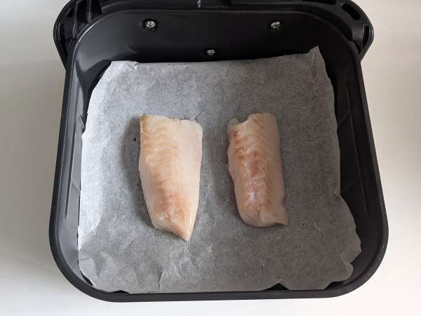 Luftgebratener Kabeljau mit Kirschtomaten, Oliven und Zitrone: leichtes und schnelles Rezept - Zubereitung Schritt 3