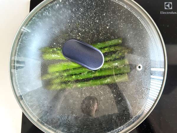 Tartines mit Spargel, Zitronen-Ricotta und Basilikum - Zubereitung Schritt 2